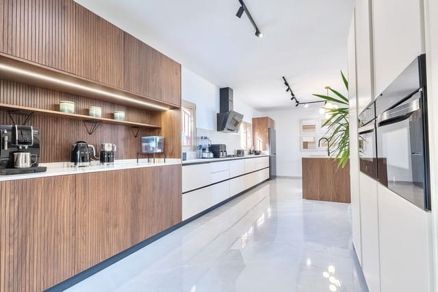 7 soverom Villa til salgs i Buenas Noches, Estepona med svømmebasseng garasje - € 1 760 000 (Ref: 9733292)