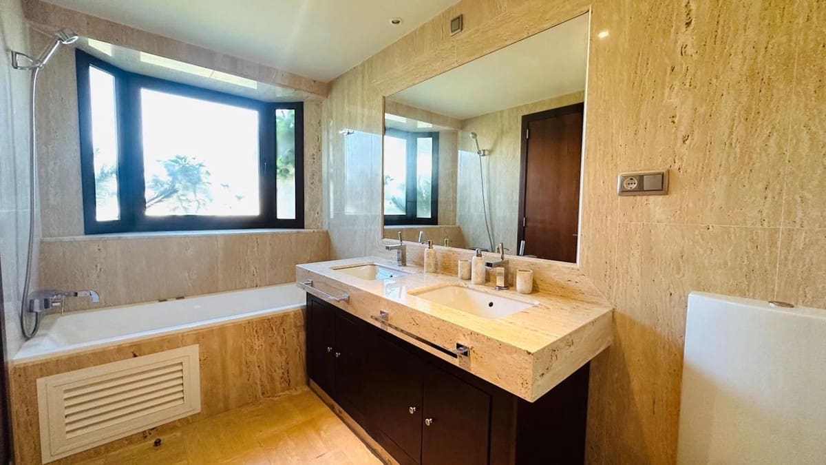 3 bedroom Apartment for sale in Nueva Andalucia with pool garage - € 1,525,000 (Ref: 9733294)