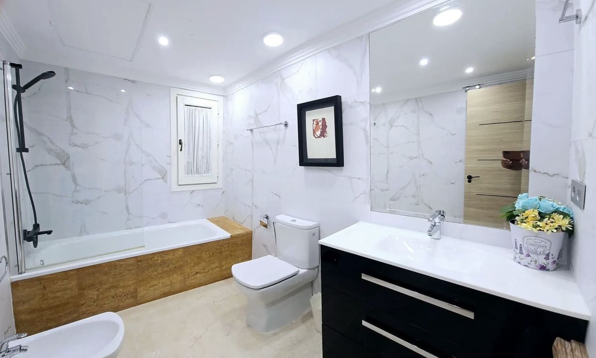 6 sypialnia Dom blizniak na sprzedaż w Marbella z basenem garażem - 1 500 000 € (Ref: 9733295)