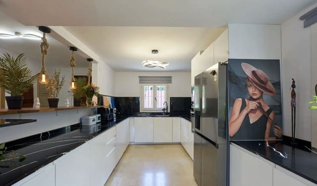 6 soveværelse Semi-Rækkehus til salg i Marbella med swimmingpool garage - € 1.500.000 (Ref: 9733295)