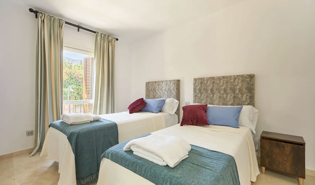 6 sypialnia Dom blizniak na sprzedaż w Marbella z basenem garażem - 1 500 000 € (Ref: 9733295)