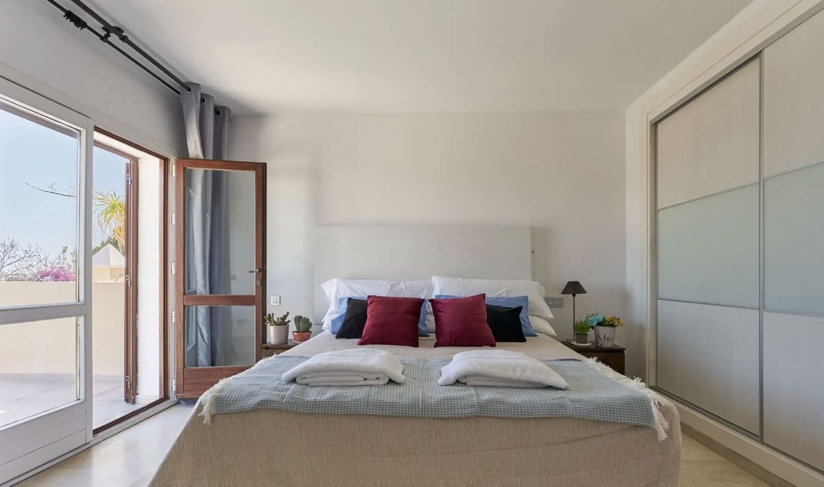 6 sypialnia Dom blizniak na sprzedaż w Marbella z basenem garażem - 1 500 000 € (Ref: 9733295)