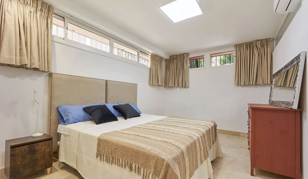 6 sypialnia Dom blizniak na sprzedaż w Marbella z basenem garażem - 1 500 000 € (Ref: 9733295)