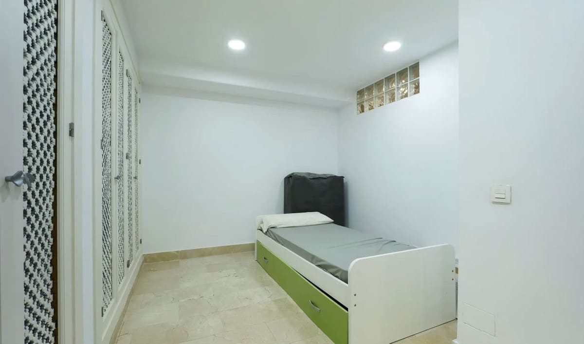 6 sypialnia Dom blizniak na sprzedaż w Marbella z basenem garażem - 1 500 000 € (Ref: 9733295)