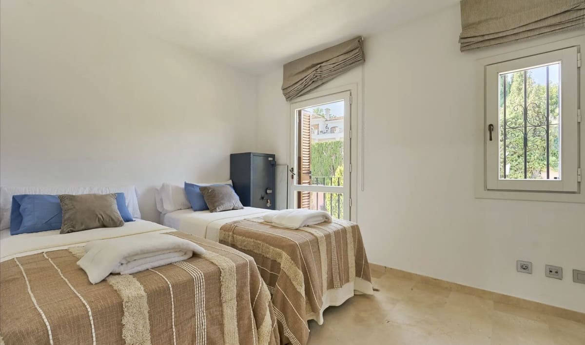 6 sypialnia Dom blizniak na sprzedaż w Marbella z basenem garażem - 1 500 000 € (Ref: 9733295)