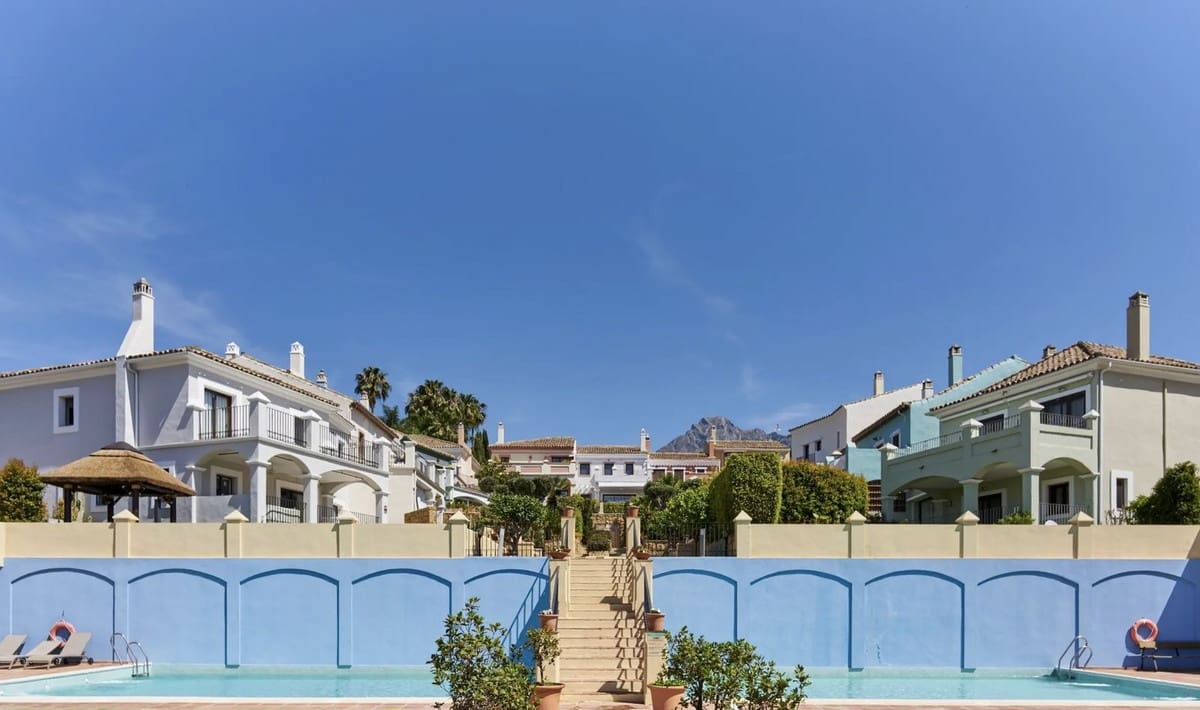 6 sypialnia Dom blizniak na sprzedaż w Marbella z basenem garażem - 1 500 000 € (Ref: 9733295)