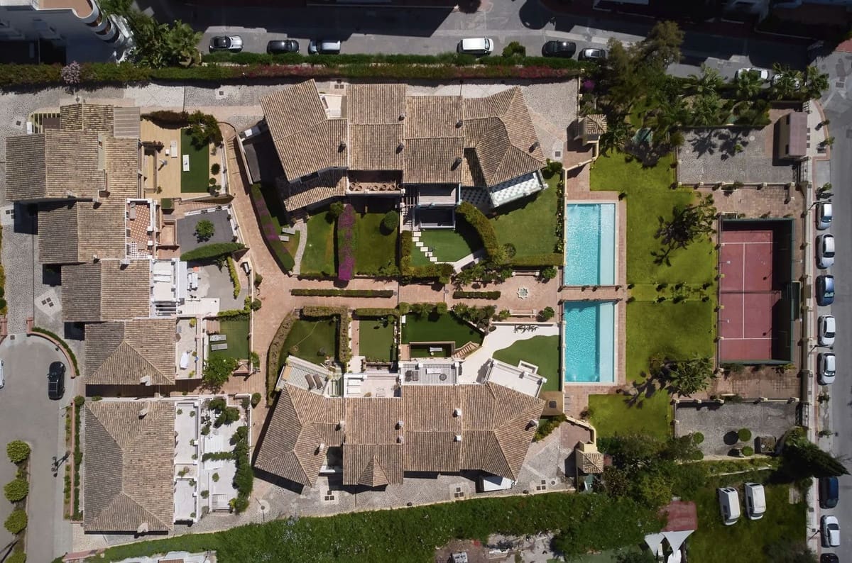 6 sypialnia Dom blizniak na sprzedaż w Marbella z basenem garażem - 1 500 000 € (Ref: 9733295)