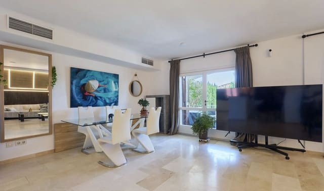 6 sovrum Semi-fristående Villa till salu i Marbella med pool garage - 1 500 000 € (Ref: 9733295)