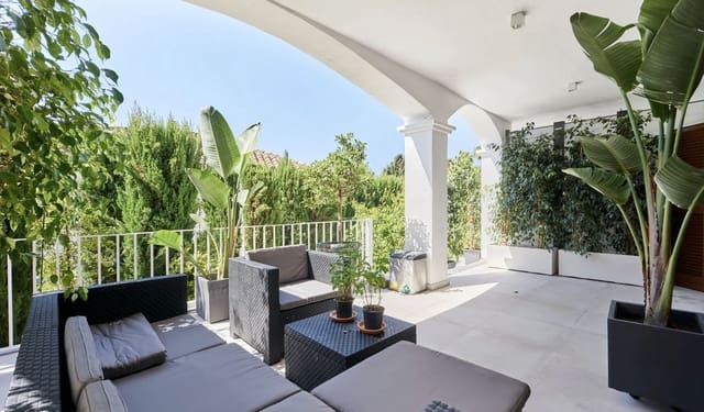 6 soveværelse Semi-Rækkehus til salg i Marbella med swimmingpool garage - € 1.500.000 (Ref: 9733295)