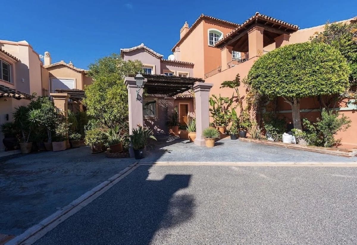 3 sypialnia Dom na sprzedaż w Benahavis z basenem garażem - 1 395 000 € (Ref: 9733296)