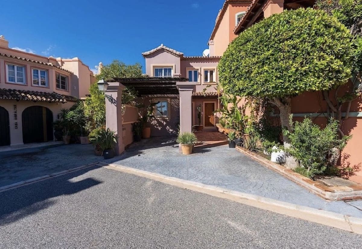 3 sypialnia Dom na sprzedaż w Benahavis z basenem garażem - 1 395 000 € (Ref: 9733296)