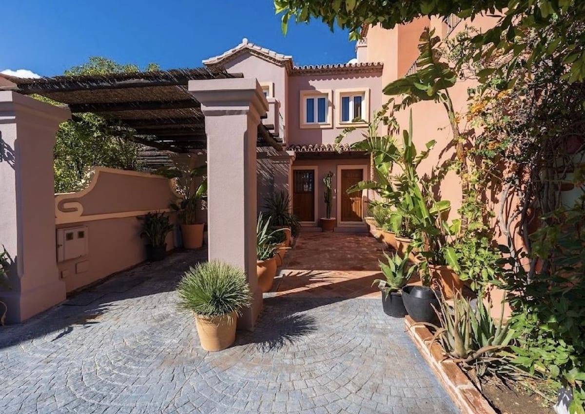 3 sypialnia Dom na sprzedaż w Benahavis z basenem garażem - 1 395 000 € (Ref: 9733296)