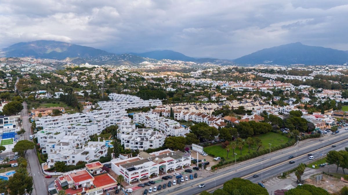 5 bedroom Commercial for sale in El Paraiso - € 1,175,000 (Ref: 9733301)