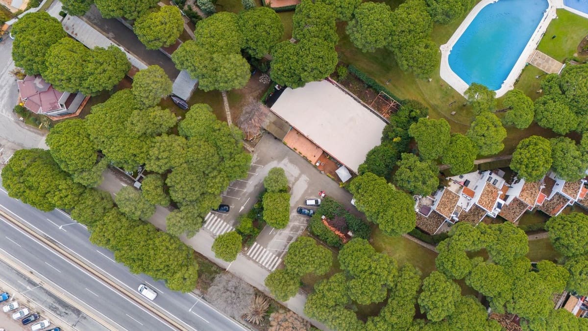 5 bedroom Commercial for sale in El Paraiso - € 1,175,000 (Ref: 9733301)