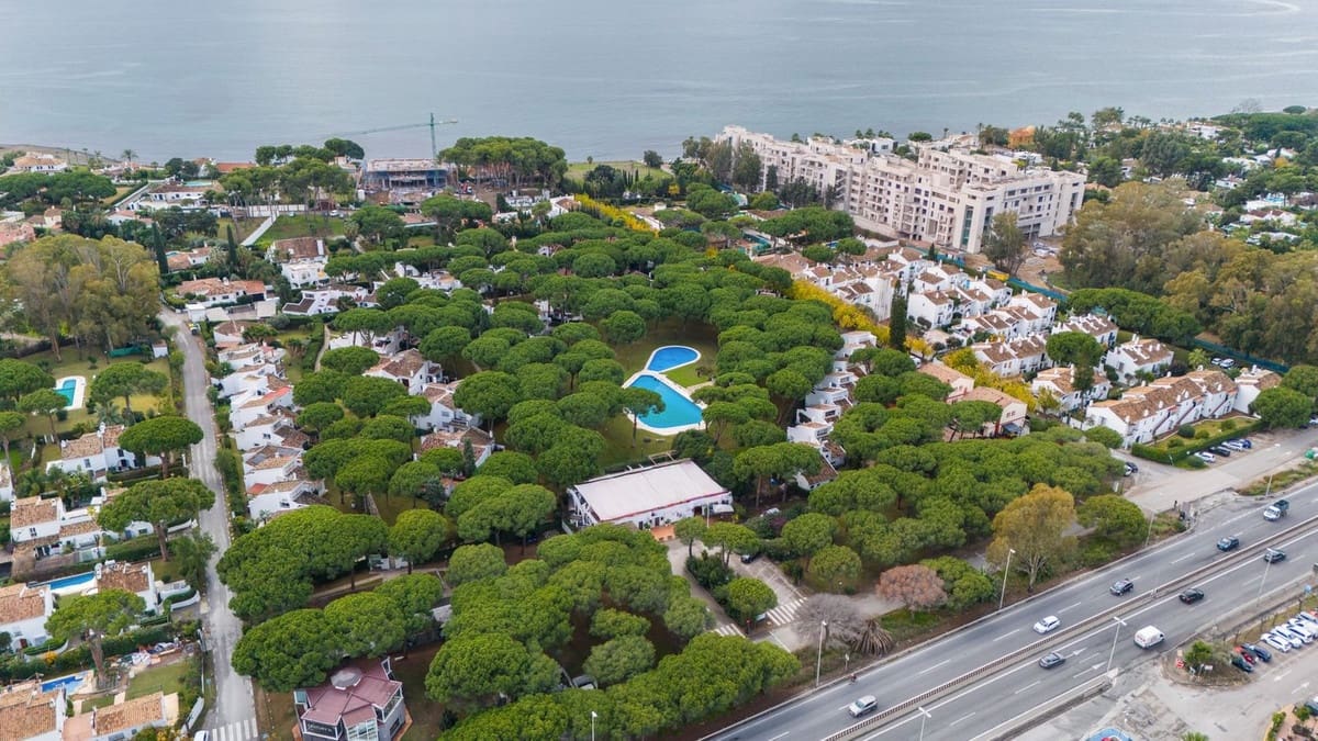 5 bedroom Commercial for sale in El Paraiso - € 1,175,000 (Ref: 9733301)