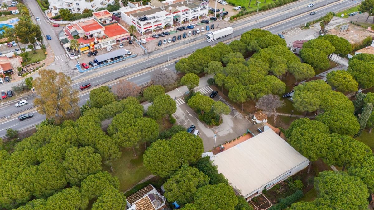 5 bedroom Commercial for sale in El Paraiso - € 1,175,000 (Ref: 9733301)