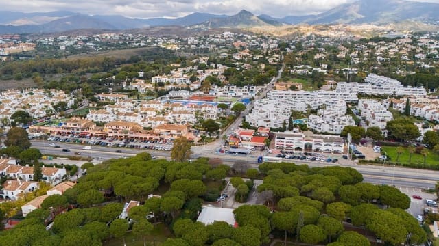 5 slaapkamer Commercieel te koop in El Paraiso, Estepona - € 1.175.000 (Ref: 9733301)