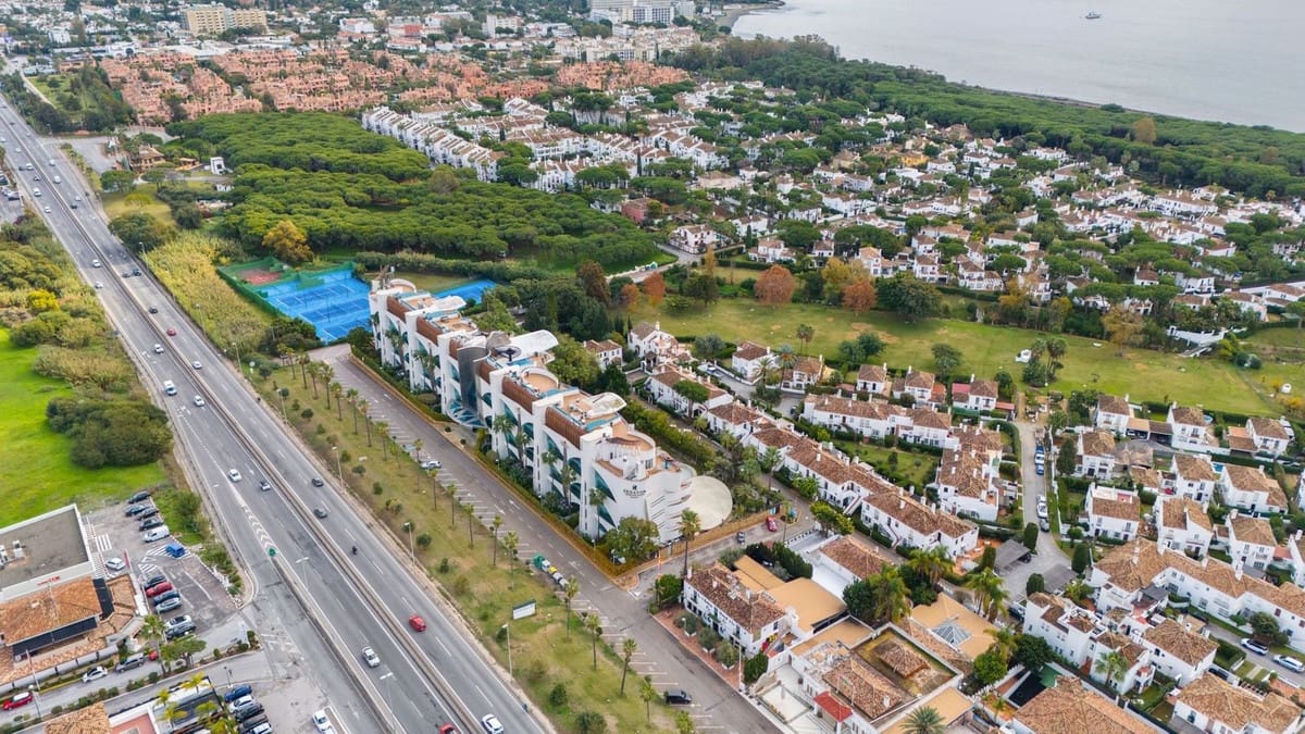 5 bedroom Commercial for sale in El Paraiso - € 1,175,000 (Ref: 9733301)