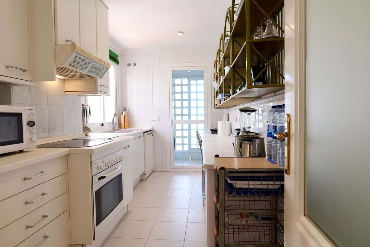 2 quarto Apartamento para venda em Puerto Banus com piscina garagem - 1 100 000 € (Ref: 9733303)