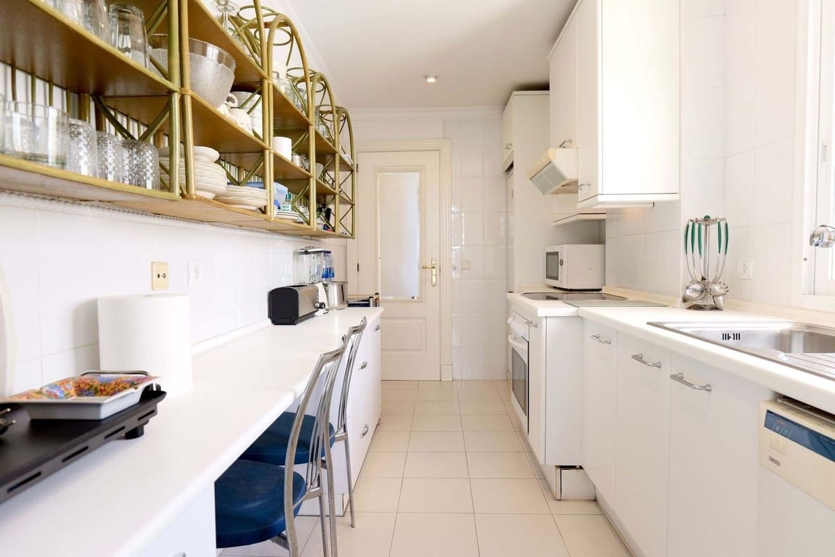 2 quarto Apartamento para venda em Puerto Banus com piscina garagem - 1 100 000 € (Ref: 9733303)