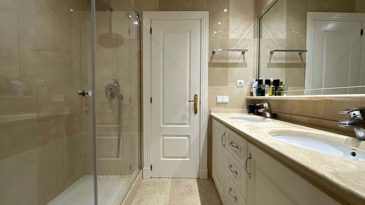 2 quarto Apartamento para venda em Puerto Banus com piscina garagem - 1 100 000 € (Ref: 9733303)