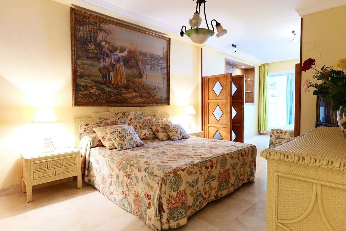 2 quarto Apartamento para venda em Puerto Banus com piscina garagem - 1 100 000 € (Ref: 9733303)