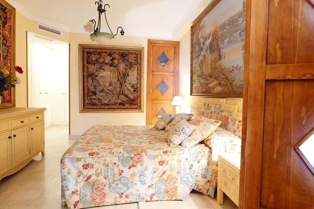 2 quarto Apartamento para venda em Puerto Banus com piscina garagem - 1 100 000 € (Ref: 9733303)