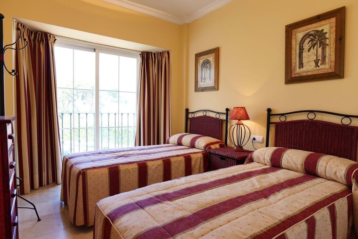 2 quarto Apartamento para venda em Puerto Banus com piscina garagem - 1 100 000 € (Ref: 9733303)