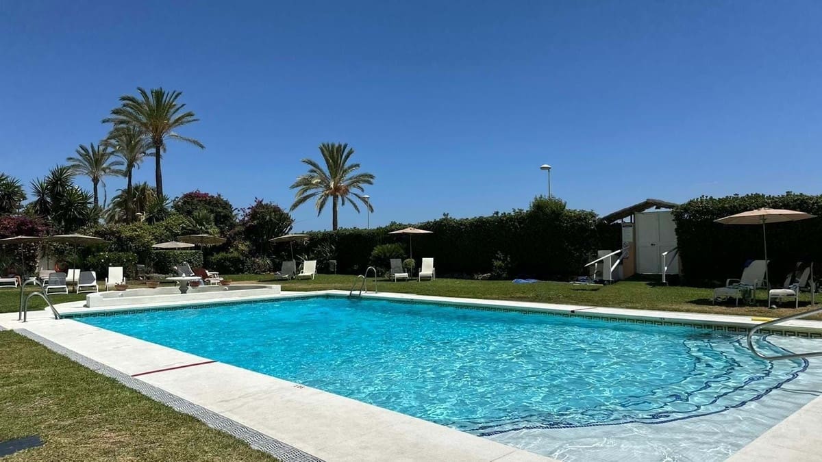 2 quarto Apartamento para venda em Puerto Banus com piscina garagem - 1 100 000 € (Ref: 9733303)