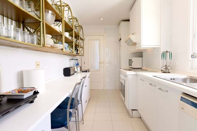 Apartamento de 2 habitaciones en Puerto Banus, Marbella en venta con piscina garaje - 1.100.000 € (Ref: 9733303)