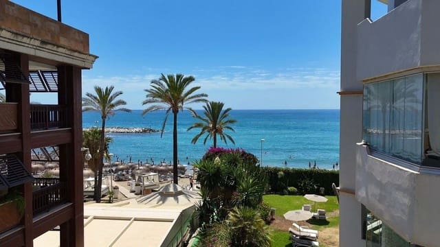 Apartamento de 2 habitaciones en Puerto Banus, Marbella en venta con piscina garaje - 1.100.000 € (Ref: 9733303)