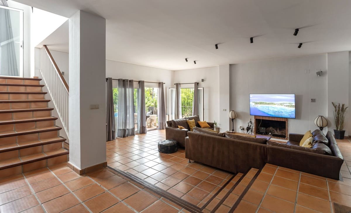 5 bedroom Villa for sale in Sotogrande with pool garage - € 1,080,000 (Ref: 9733304)