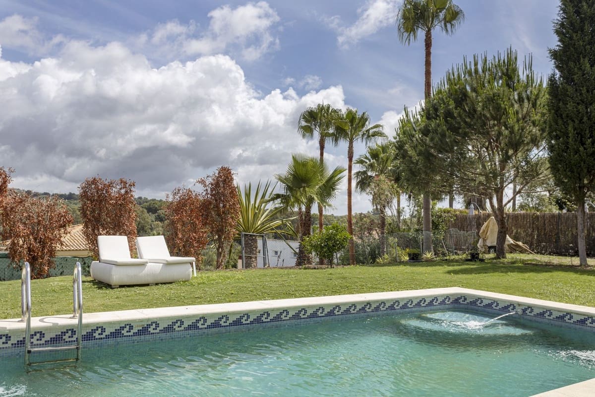 5 bedroom Villa for sale in Sotogrande with pool garage - € 1,080,000 (Ref: 9733304)