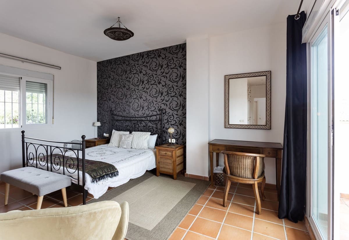 5 bedroom Villa for sale in Sotogrande with pool garage - € 1,080,000 (Ref: 9733304)