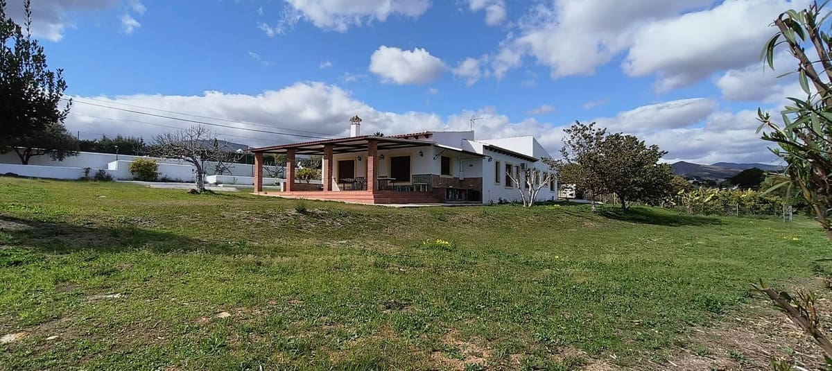 3 bedroom Finca/Country House for sale in Estepona with garage - € 899,000 (Ref: 9733306)