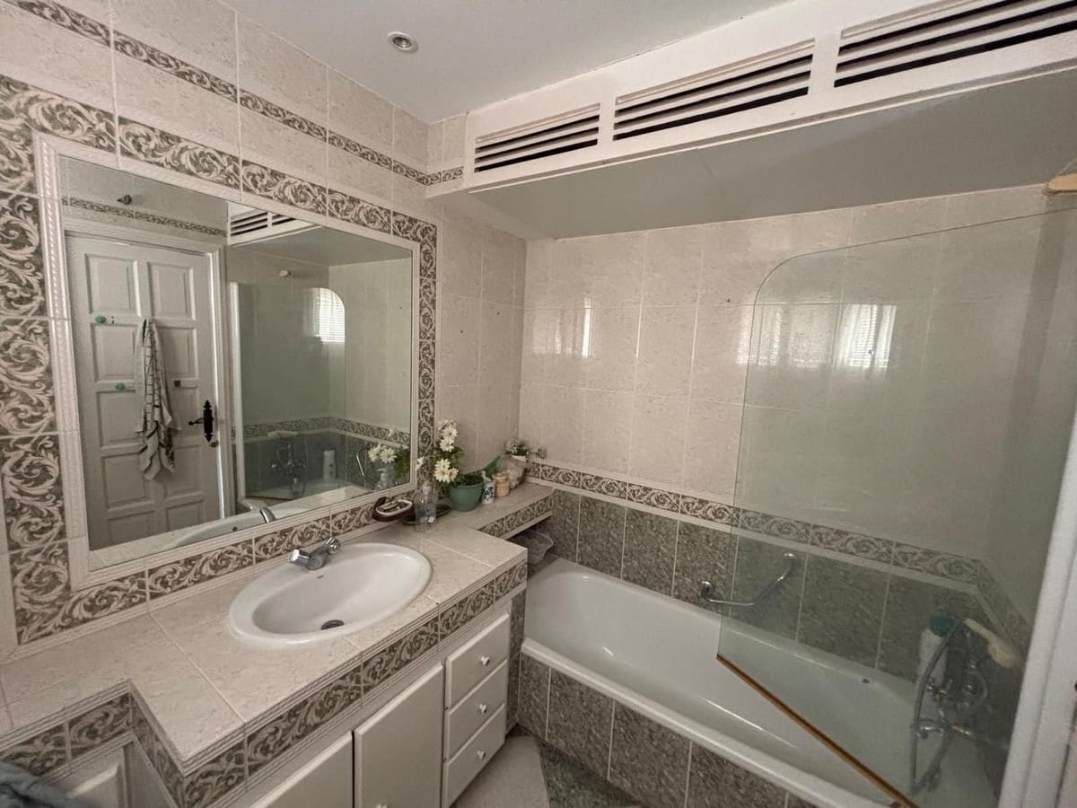 3 bedroom Apartment for sale in Nueva Andalucia with pool garage - € 895,000 (Ref: 9733307)