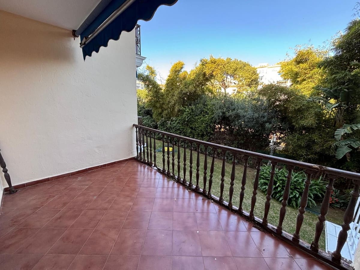 3 bedroom Apartment for sale in Nueva Andalucia with pool garage - € 895,000 (Ref: 9733307)