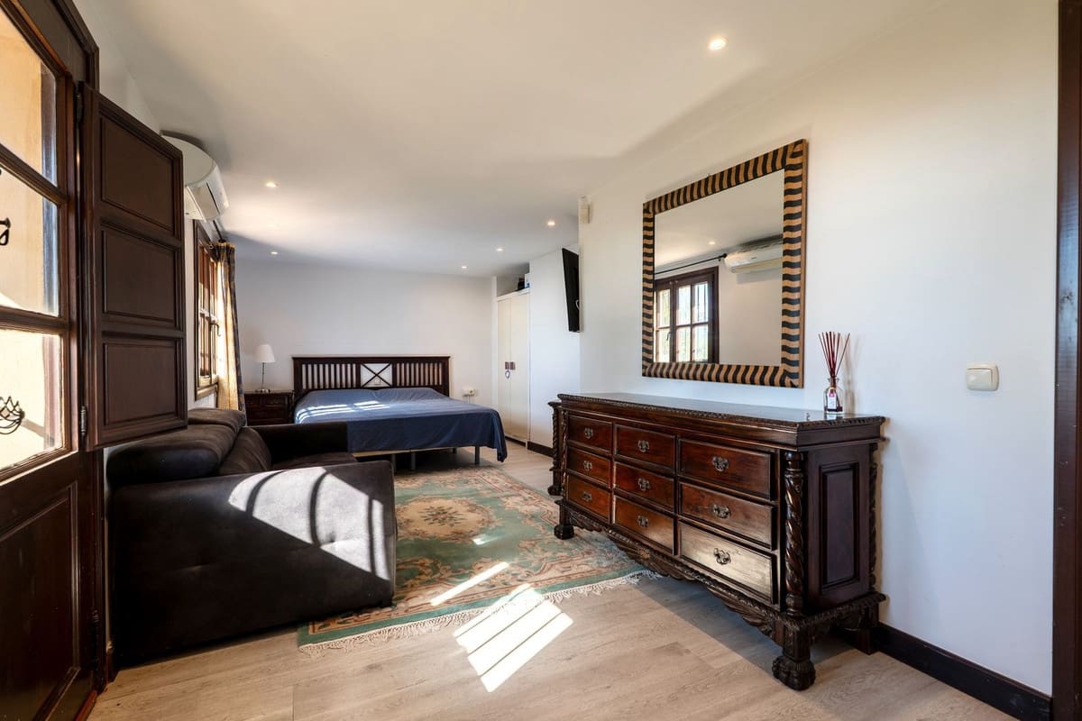 9 bedroom Villa for sale in La Mairena with pool garage - € 12,500,000 (Ref: 9733309)