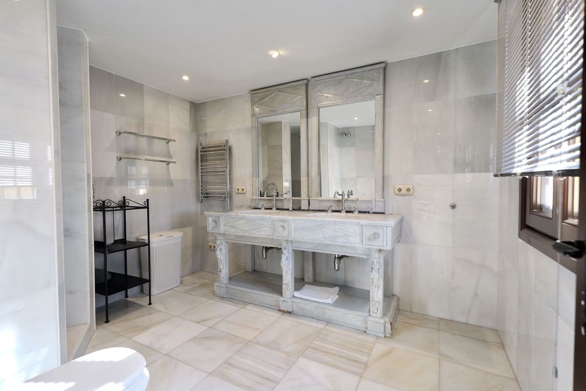 9 bedroom Villa for sale in La Mairena with pool garage - € 12,500,000 (Ref: 9733309)