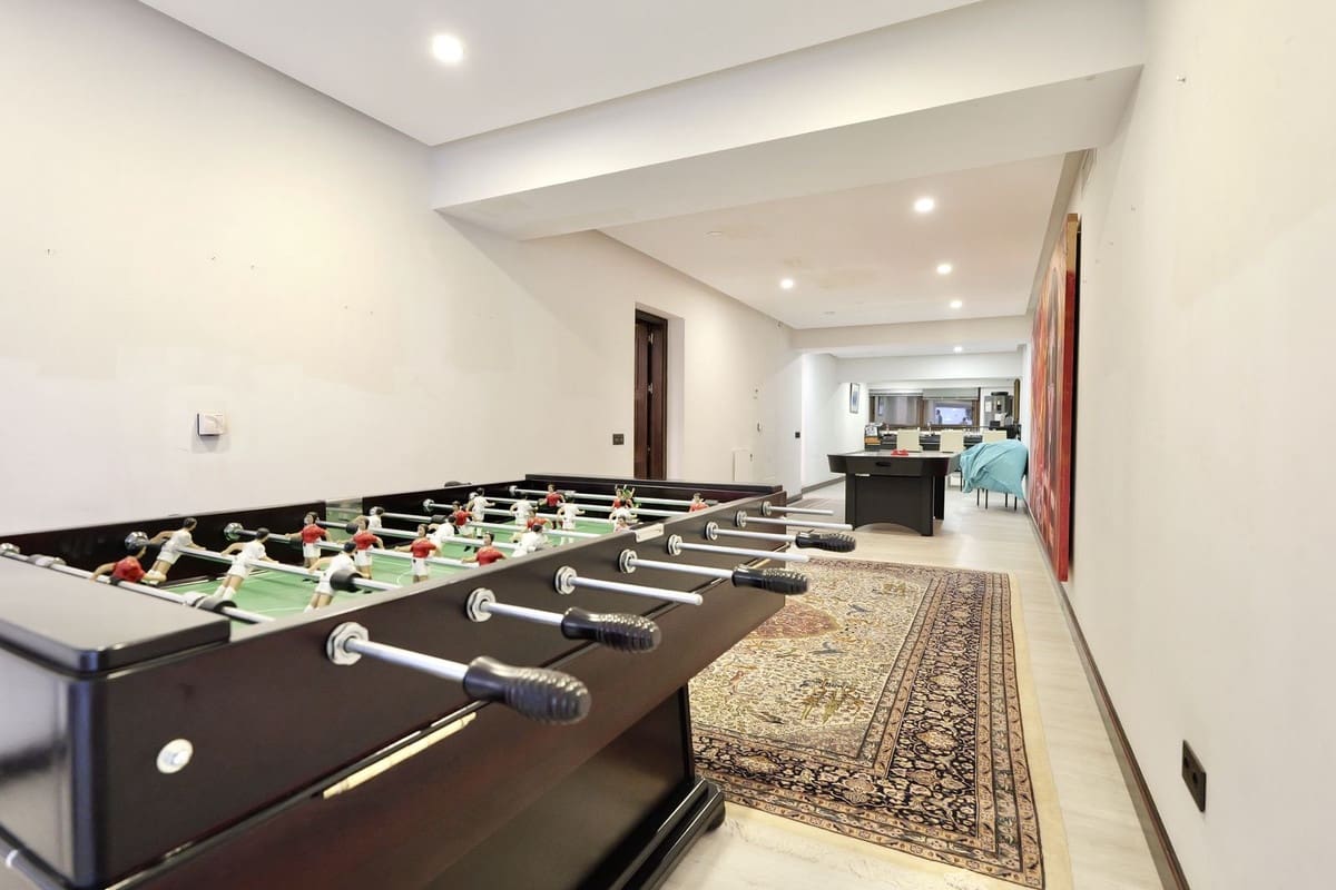 9 bedroom Villa for sale in La Mairena with pool garage - € 12,500,000 (Ref: 9733309)