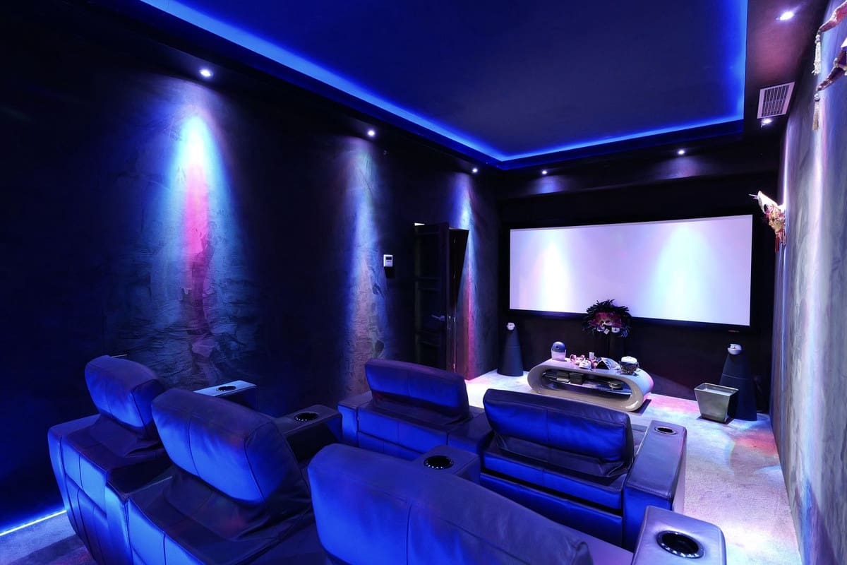 9 bedroom Villa for sale in La Mairena with pool garage - € 12,500,000 (Ref: 9733309)