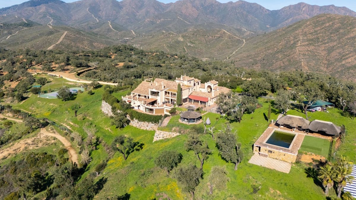 9 bedroom Villa for sale in La Mairena with pool garage - € 12,500,000 (Ref: 9733309)