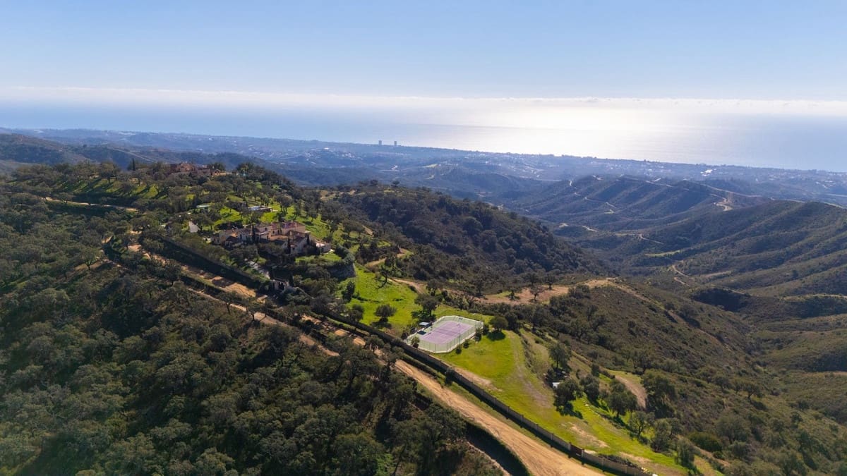 9 bedroom Villa for sale in La Mairena with pool garage - € 12,500,000 (Ref: 9733309)