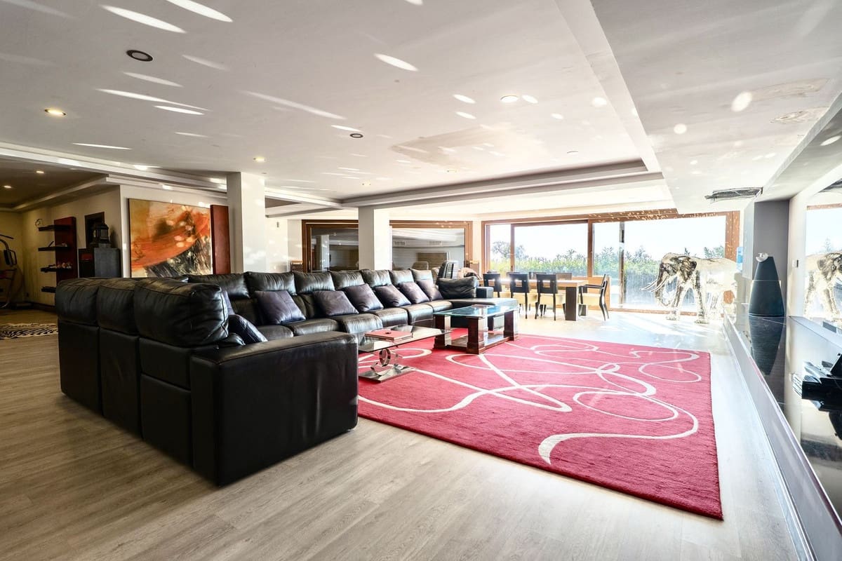 9 bedroom Villa for sale in La Mairena with pool garage - € 12,500,000 (Ref: 9733309)