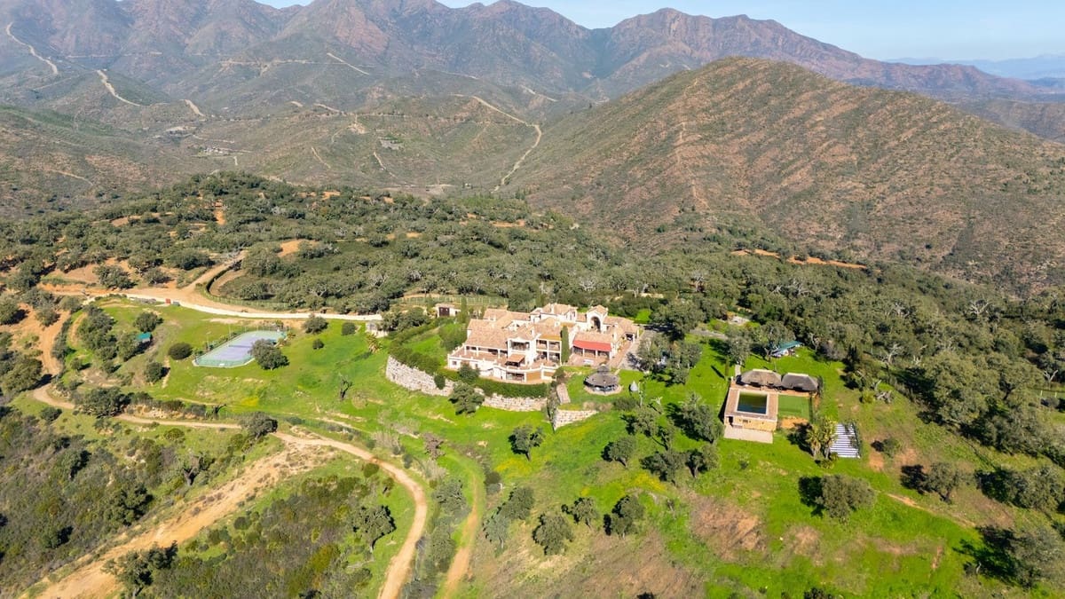 9 bedroom Villa for sale in La Mairena with pool garage - € 12,500,000 (Ref: 9733309)