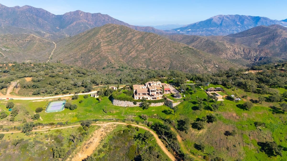 9 bedroom Villa for sale in La Mairena with pool garage - € 12,500,000 (Ref: 9733309)