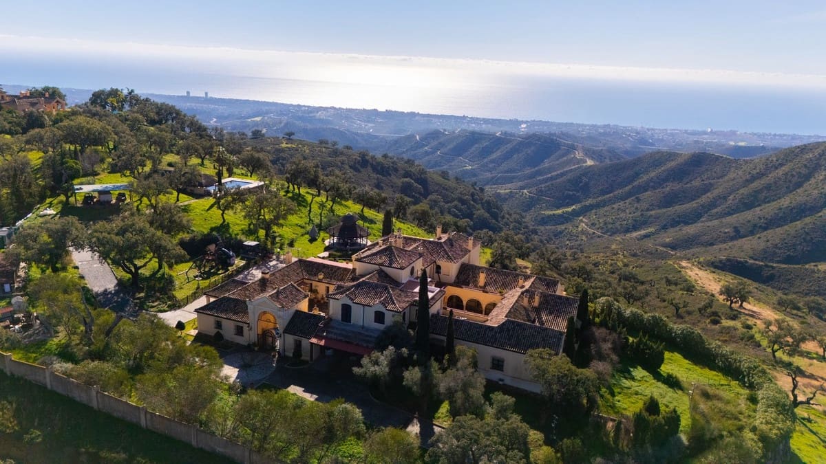 9 bedroom Villa for sale in La Mairena with pool garage - € 12,500,000 (Ref: 9733309)