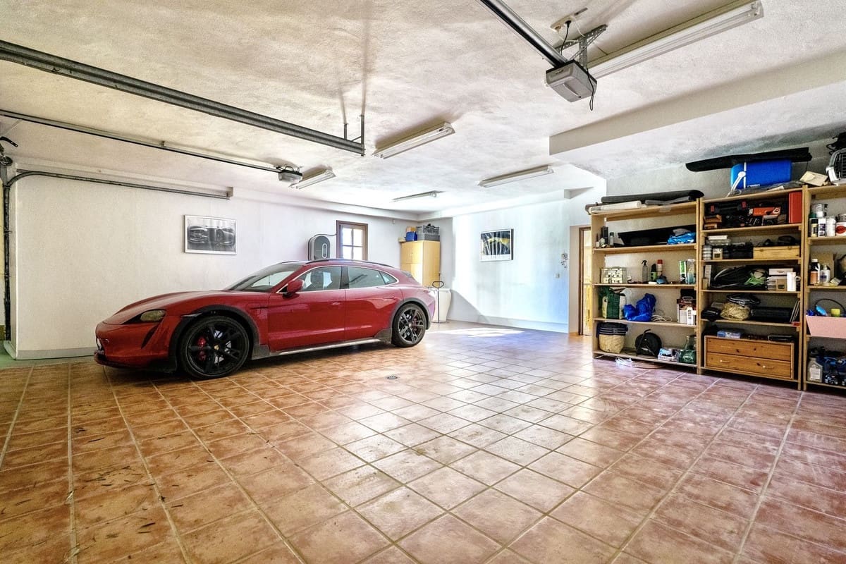 9 bedroom Villa for sale in La Mairena with pool garage - € 12,500,000 (Ref: 9733309)