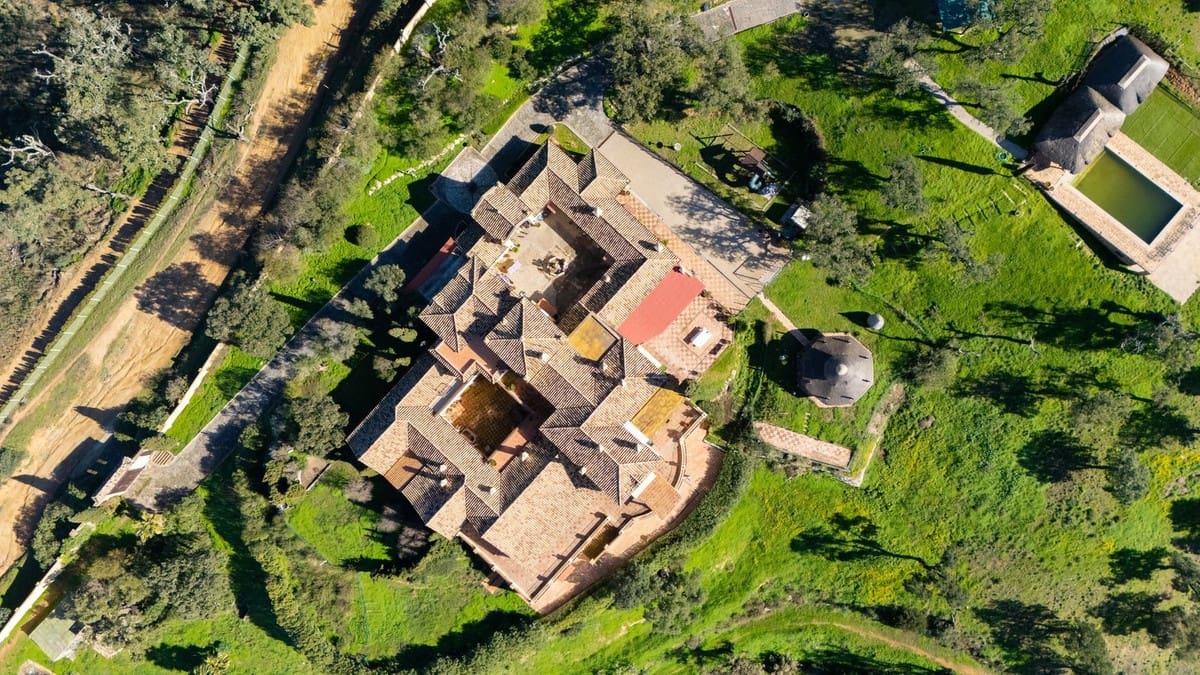 9 bedroom Villa for sale in La Mairena with pool garage - € 12,500,000 (Ref: 9733309)