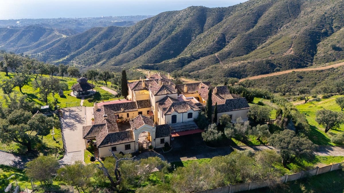 9 bedroom Villa for sale in La Mairena with pool garage - € 12,500,000 (Ref: 9733309)